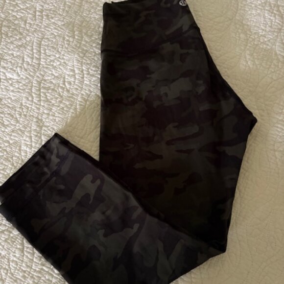 Lululemon Camo capri leggings - Size 8 - Picture 1 of 3